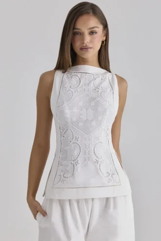 Biała bawełniana bluzka z koronką broderie anglaise i dekoltem w łódkę „Valencia”