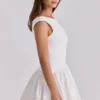 Biała bawełniana sukienka mini z angielską haftowaną koronką i dekoltem w łódkę Lauren Biała bawełniana sukienka mini z angielską haftowaną koronką i dekoltem w łódkę Lauren