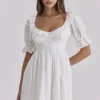Biała mini sukienka babydoll Maisie z haftem angielskim w stylu regencyjnym Biała mini sukienka babydoll Maisie z haftem angielskim w stylu regencyjnym