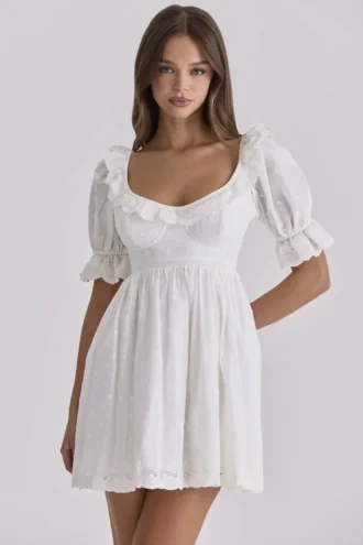 Biała mini sukienka babydoll Maisie z haftem angielskim w stylu regencyjnym