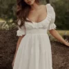 Biała mini sukienka babydoll Maisie z haftem angielskim w stylu regencyjnym Biała mini sukienka babydoll Maisie z haftem angielskim w stylu regencyjnym