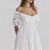 Biała mini sukienka babydoll Maisie z haftem angielskim w stylu regencyjnym Biała mini sukienka babydoll Maisie z haftem angielskim w stylu regencyjnym