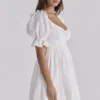 Biała mini sukienka babydoll Maisie z haftem angielskim w stylu regencyjnym Biała mini sukienka babydoll Maisie z haftem angielskim w stylu regencyjnym