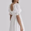 Biała mini sukienka babydoll Maisie z haftem angielskim w stylu regencyjnym Biała mini sukienka babydoll Maisie z haftem angielskim w stylu regencyjnym