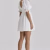 Biała mini sukienka babydoll Maisie z haftem angielskim w stylu regencyjnym Biała mini sukienka babydoll Maisie z haftem angielskim w stylu regencyjnym