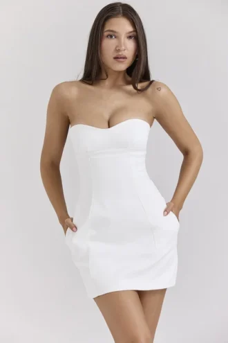 Biała mini sukienka bez ramiączek „Mimi” z tkaniny twill Biała mini sukienka bez ramiączek „Mimi” z tkaniny twill