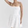 Biała mini sukienka Elara z angielską koronką Biała mini sukienka Elara z angielską koronką