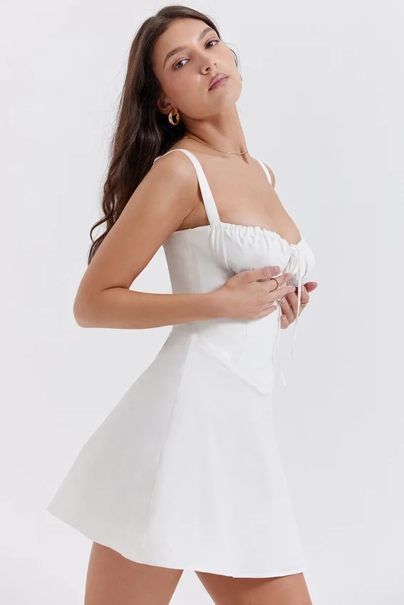 Biała mini sukienka gorsetowa Carlotta Biała mini sukienka gorsetowa Carlotta