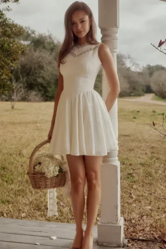 Biała mini sukienka Scarlett z haftowaną bawełnianą koronką Biała mini sukienka Scarlett z haftowaną bawełnianą koronką