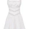 Biała mini sukienka Tiffani z koronkową lamówką Biała mini sukienka Tiffani z koronkową lamówką