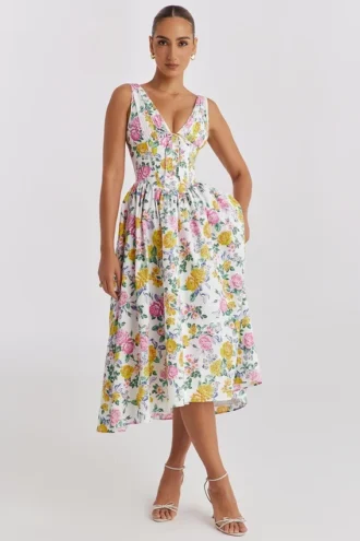 Biała sukienka letnia z bawełny z nadrukiem w stylu vintage w róże „Emmelina” Biała sukienka letnia z bawełny z nadrukiem w stylu vintage w róże „Emmelina”