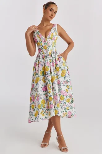 Biała sukienka letnia z bawełny z nadrukiem w stylu vintage w róże „Emmelina” Biała sukienka letnia z bawełny z nadrukiem w stylu vintage w róże „Emmelina”