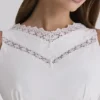 Biała sukienka midi Scarlett z bawełnianą koronką i wiązaniem w talii Biała sukienka midi Scarlett z bawełnianą koronką i wiązaniem w talii