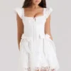 Biała sukienka mini Giglio z falbanami w stylu broderie anglaise