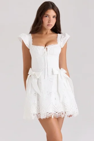 Biała sukienka mini Giglio z falbanami w stylu broderie anglaise Biała sukienka mini Giglio z falbanami w stylu broderie anglaise