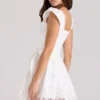 Biała sukienka mini Giglio z falbanami w stylu broderie anglaise