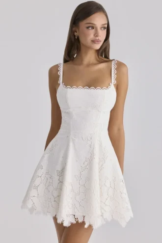 Biała sukienka mini Isla z koronką broderie anglaise Biała sukienka mini Isla z koronką broderie anglaise