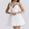 Brigitte Biała bawełniana mini sukienka z gorsetem w stylu broderie anglaise Brigitte Biała bawełniana mini sukienka z gorsetem w stylu broderie anglaise