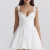 Brigitte Biała bawełniana mini sukienka z gorsetem w stylu broderie anglaise Brigitte Biała bawełniana mini sukienka z gorsetem w stylu broderie anglaise
