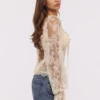 Cara Vintage Ivory – długi rękaw i koronkowy peplum na topie Cara Vintage Ivory – długi rękaw i koronkowy peplum na topie
