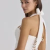 Cosette Biała sukienka mini z haftem angielskim i bawełnianym dekoltem typu halter