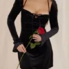 Czarna aksamitna sukienka mini typu babydoll z wiązaniem na szyi Czarna aksamitna sukienka mini typu babydoll z wiązaniem na szyi