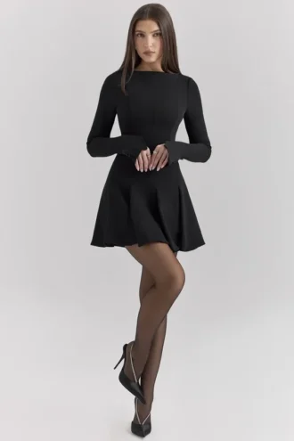 Czarna elastyczna sukienka mini z krepy z godetami „Francesca” Czarna elastyczna sukienka mini z krepy z godetami „Francesca”