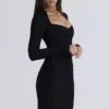 Czarna mini sukienka z długim rękawem w stylu bandażowym „The Naomi” Czarna mini sukienka z długim rękawem w stylu bandażowym „The Naomi”