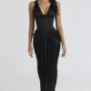 Czarna satynowa sukienka maxi o kroju klepsydry Angeline – edycja limitowana Czarna satynowa sukienka maxi o kroju klepsydry Angeline – edycja limitowana