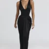 Czarna satynowa sukienka maxi o kroju klepsydry Angeline – edycja limitowana Czarna satynowa sukienka maxi o kroju klepsydry Angeline – edycja limitowana