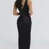 Czarna satynowa sukienka maxi o kroju klepsydry Angeline – edycja limitowana Czarna satynowa sukienka maxi o kroju klepsydry Angeline – edycja limitowana