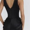 Czarna satynowa sukienka maxi o kroju klepsydry Angeline – edycja limitowana Czarna satynowa sukienka maxi o kroju klepsydry Angeline – edycja limitowana