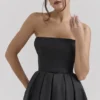 Czarna satynowa sukienka midi z gorsetem i odkrytymi ramionami Contessa Czarna satynowa sukienka midi z gorsetem i odkrytymi ramionami Contessa