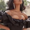 Czarna satynowa sukienka Selena z bufiastymi ramionami Czarna satynowa sukienka Selena z bufiastymi ramionami