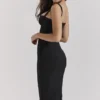 Czarna sukienka midi Bellissima z dekoltem w kształcie serca Czarna sukienka midi Bellissima z dekoltem w kształcie serca