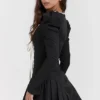 Czarno-kremowa plisowana sukienka mini Larisa Czarno-kremowa plisowana sukienka mini Larisa