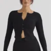 Czarny kardigan z dzianiny prążkowanej Sylvia Czarny kardigan z dzianiny prążkowanej Sylvia