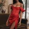 Czerwona satynowa sukienka z odkrytymi ramionami Loretta Czerwona satynowa sukienka z odkrytymi ramionami Loretta