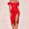 Czerwona satynowa sukienka z odkrytymi ramionami Loretta Czerwona satynowa sukienka z odkrytymi ramionami Loretta