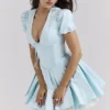 Delikatna niebieska satynowa plisowana mini sukienka Imani Delikatna niebieska satynowa plisowana mini sukienka Imani