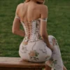 Długa sukienka z gorsetem Isis w delikatny niebieski wzór vintage
