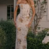 Długa sukienka z gorsetem Isis w delikatny niebieski wzór vintage