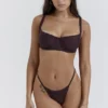 Fioletowe figi bikini typu stringi Cote D’Azur w dolnej części Fioletowe figi bikini typu stringi Cote D’Azur w dolnej części