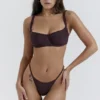 Fioletowe figi bikini typu stringi Cote D’Azur w dolnej części Fioletowe figi bikini typu stringi Cote D’Azur w dolnej części