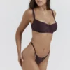 Fioletowe figi bikini typu stringi Cote D’Azur w dolnej części Fioletowe figi bikini typu stringi Cote D’Azur w dolnej części