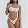 Bikini Capri Vanilla z wysokim wycięciem w dolnej części Bikini Capri Vanilla z wysokim wycięciem w dolnej części