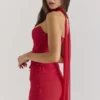 Hallie Holly Red – top gorsetowy bez ramiączek z odpinanym szalikiem na szyję