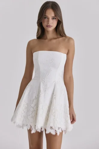 Jemima Biała mini sukienka bez ramiączek z koronką broderie anglaise