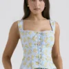 Juana – bawełniany top w delikatny niebieski kwiatowy wzór w stylu vintage Juana – bawełniany top w delikatny niebieski kwiatowy wzór w stylu vintage