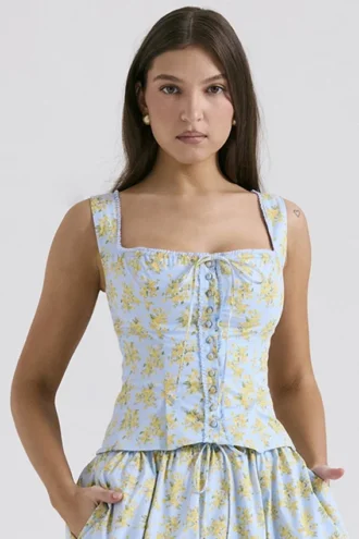 Juana – bawełniany top w delikatny niebieski kwiatowy wzór w stylu vintage
